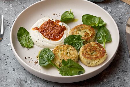 Шпинатные сырники с песто из вяленых томатов