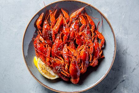 Раки, жаренные в квасе и трех перцах