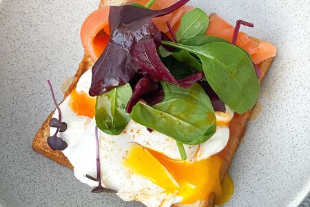 Бриошь с лососем, гуакамоле и яйцом