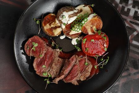 Ростбиф из говяжьей вырезки с картофелем