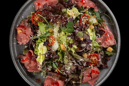 Салат с говяжьей вырезкой и копченым сыром