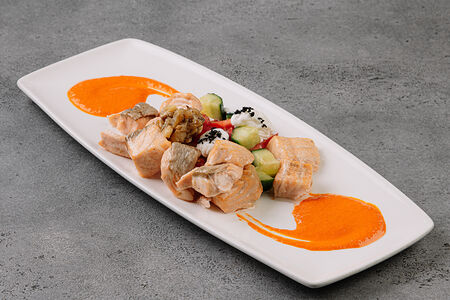 Греческий салат с лососем и парментье из сладкого перца