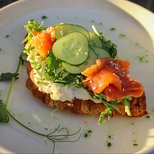 Крофли с лососем, руколой, фирменным соусом и огурцом