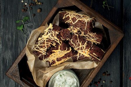 Гренки бородинские с чесночным соусом