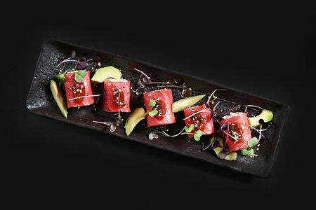 Рулетики из тунца с камчатским крабом