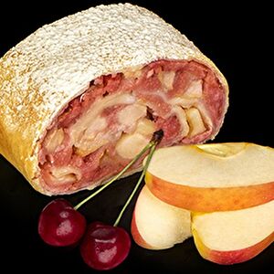 Штрудель яблочный с вишней