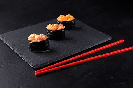 Сяке спайси гункан