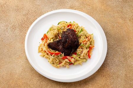 Томленные говяжьи щёчки с ризонни и вешенками