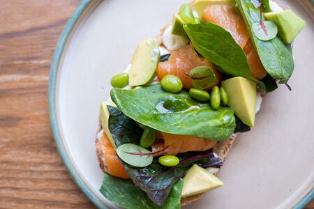 Тост с авокадо и лососем