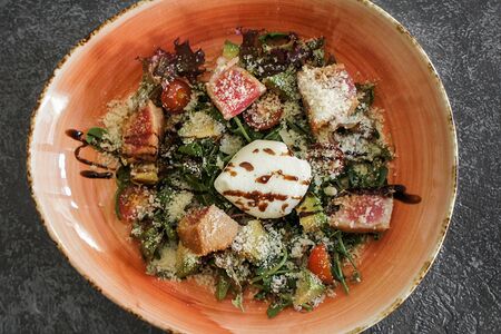 Салат с тунцом на гриле и авокадо