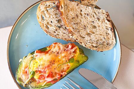 Запеченный авокадо с яйцом