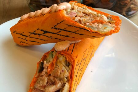 В сырном лаваше с курицей