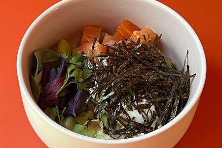 Боул с лососем, яйцом пашот и овощами