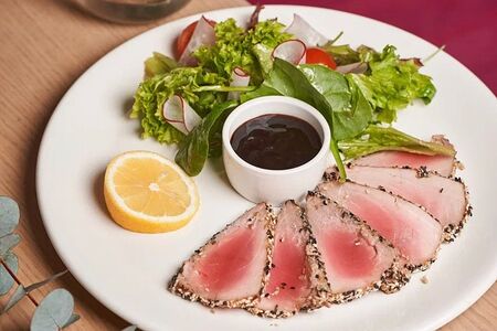 Стейк из розового тунца