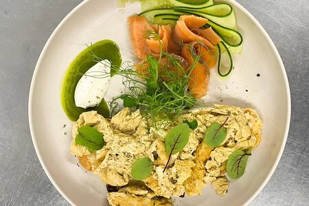 Жареная чиабатта, скрэмбл с мясным соусом, слабосоленый лосось и крем-творог