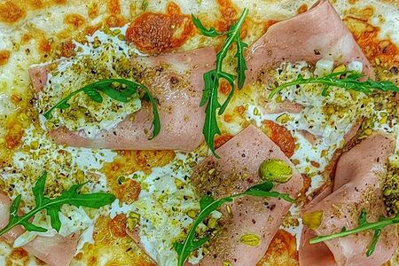 Пицца с мортаделлой, страчателлой и фисташками