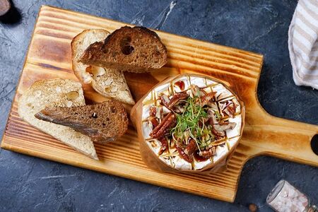 Запеченный сыр камамбер