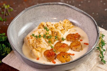 Морские гребешки с цветной капустой