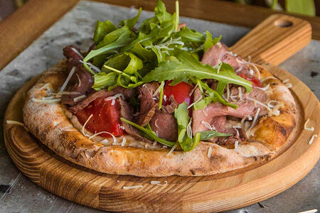 Фокачча с ростбифом, пастой из фасоли и тунца