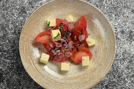 Салат с ароматными томатами и домашним сыром