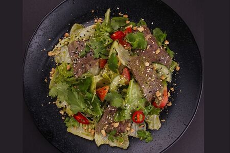 Тайский салат с говяжьими щечками