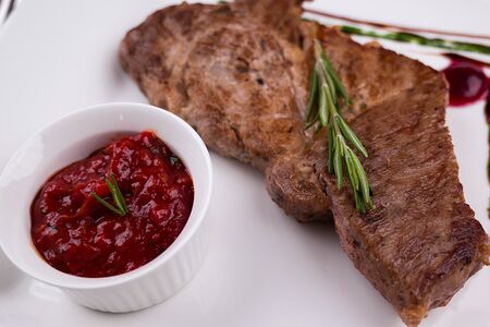 Стейк из cвинoй шеи с томатным соусом