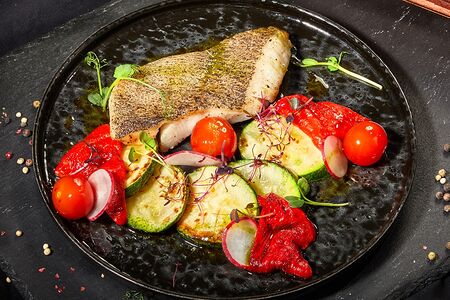 Стейк палтуса с неаполитанским гарниром