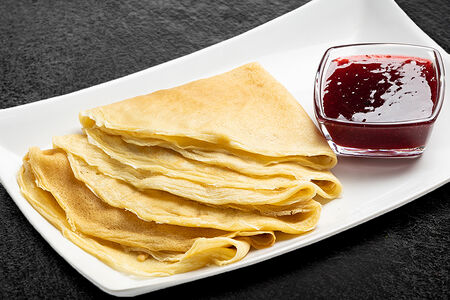 Блины с брусничным джемом