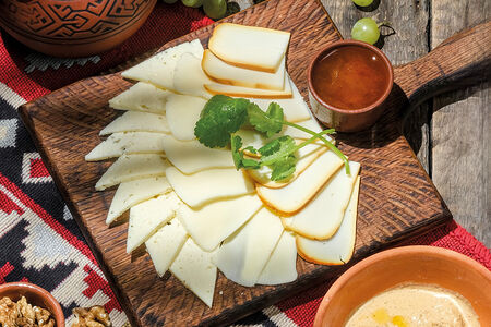 Тарелка кавказских сыров