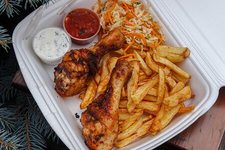 Куриные голени с картофелем фри и капустным салатом