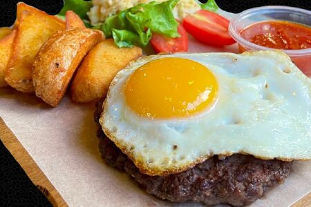 Бифштекс с яйцом