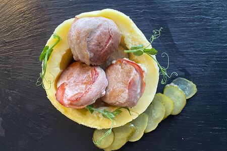 Медальоны из свинины с беконом в сливочном соусе