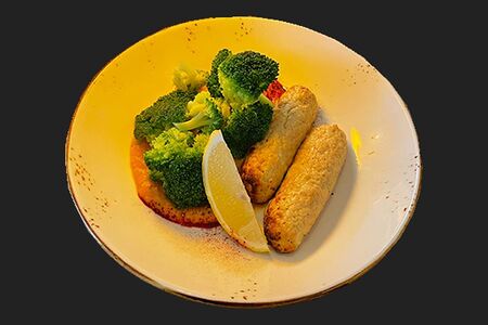 Колбаски из индейки с брокколи и морковным хумусом