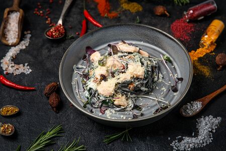 Черные спагетти с лососем