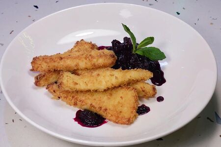 Жаренный сулугуни с ягодным соусом