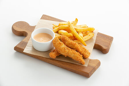 Стрипсы куриные с сливочно-томатным соусом