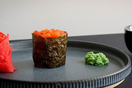 Гункан с лососем