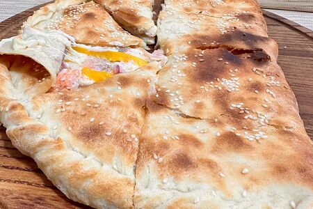 Кальцоне с лососем