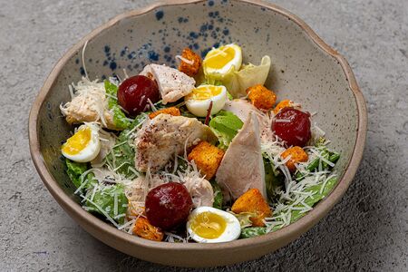 Салат Цезарь с пряными сухарями