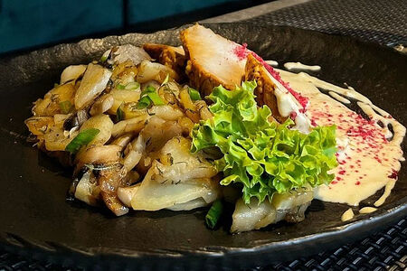 Буженина с жареным картофелем, грибами и сливочно-горчичным соусом