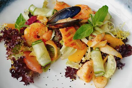 Салат с морепродуктами, имбирным огурцом, соусом из манго и цитрусовых