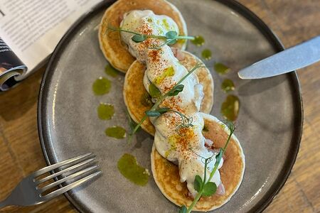 Оладьи с беконом и грибным соусом