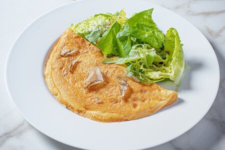 Французский омлет с трюфелем и сыром бри