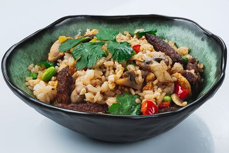 Жареный рис с яйцом и говядиной