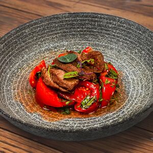 Стейк салат из говяжьей вырезки с томатами