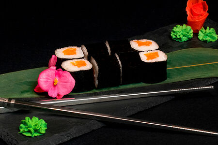 Маки с лососем