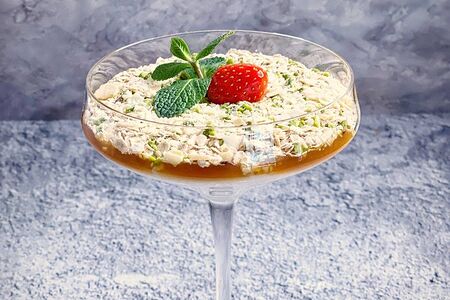 Йогурт с медово-ореховой гранолой