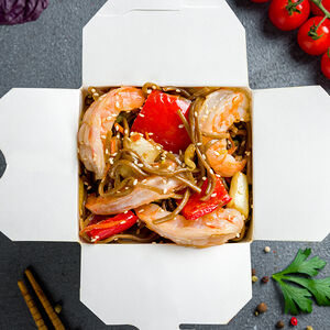 Вок с креветками и лапшой соба