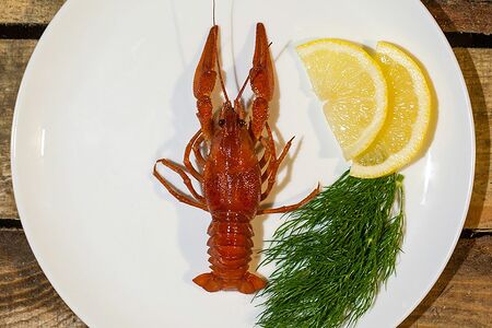 Средние вареные раки в соусе песто