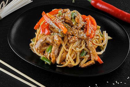 Вок со свининой, овощами и лапшой